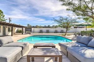 Less Than 1 Mi to El Paseo Cottage Oasis with Fire Pit, Palm Desert