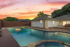 Central 4-BD 2-BA Pool Retreat, Sleeps 10 Guest house, Plano