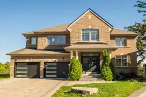 Beautiful Family Villa, Pond Facing with Huge Backyard, Mississauga