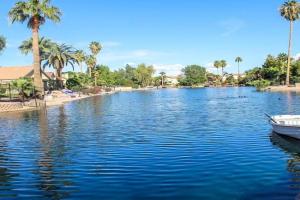 Lakefront Hacienda with Pool, Hot-tub, Tennis Guest house, Chandler