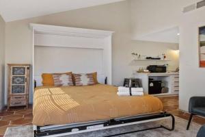 Studio on the Lake w/ Pool, Hot Tub & Tennis, Chandler