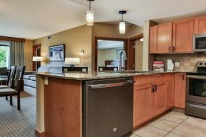 Luxury Falcon Crest Lodge 1 Bedroom 1 Pullout Kitchen Hot Tub, Canmore