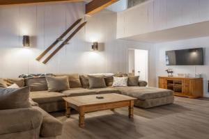 Horizons IV 180 New Luxurious Listing Fully Remodeled 2 Bedrm Plus Loft 2 and a half Bathrm Sleeps 8 Guest house, Mammoth Lakes