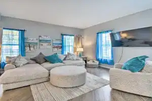 Bright Home with Deck Less Than 3 Mi to Town! Guest house, Chesapeake