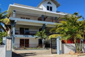 Residence Devika2 Trou aux Biches 1km from the residence no1 Apartments, Mont Choisy