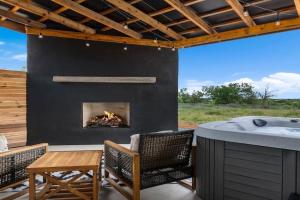 Ashlee's Farmhaus, Hot Tub, Fireplace, in town!, Fredericksburg