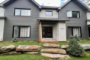Modern 3-en-suite Bedroom Townhouse with 1 Sofa Bed and Terrace in Mont-Tremblant, Mont Tremblant