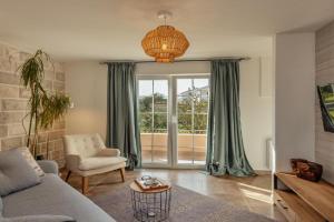 Stylish Mini-House with Garden & Beach, Biela