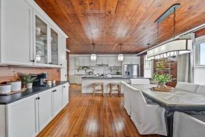 HGTV-Featured Beach Home- Walk to Beach- Sleeps 12 Guest house, Galveston