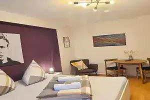 Doppelzimmer in Privathaus I geteiltes Bad & Küche I mit dem Zug 4 min bis zum Hauptbahnhof Guest house, Freiburg
