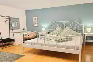 Doppelzimmer in Privathaus II geteiltes Bad & Küche I mit dem Zug 4 min bis zum HBF Guest house, Freiburg