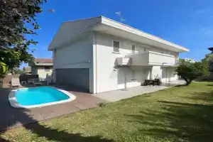 WHITE HOUSE, Acireale