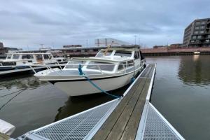 Süsses Motorboot - Überseestadt Hotel, Bremen