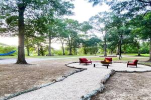 Unwind & Relax at Azalea Cottage on Bayou, Lafayette