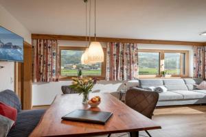 Apart Theresa, Fuegen