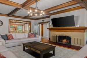 Entire Main level of Beautiful Historic Home Apartments, Spokane