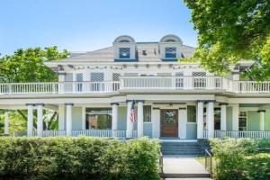 Entire 2nd and 3rd level of Spacious Historic Home Apartments, Spokane