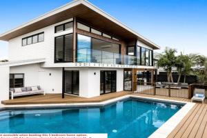 Coorumbong 16 - 5 bedrooms, Mooloolaba