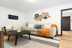 HostWise Stays - Pet Friendly Butler St Apt, Ground Floor with Private Entrance Apartments, Pittsburgh