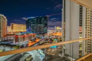 MGM Signature Towers, Balcony Suite, Strip View - NO RESORT FEES!, Las Vegas