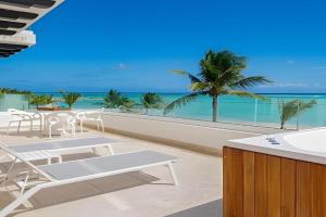 Punta Palmera Beach Front with private cold jacuzzI Apartments, Punta Cana