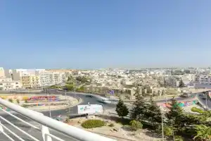 Spacious, 1BR duplex off UNI/Hospital with WIFI by 360 Estates Apartments, San Gwann