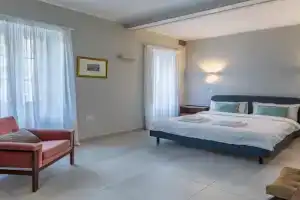 Stylish Retro Suites, Pieta