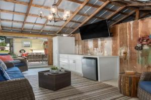 Cottage on Mistletoe hot tub outdoor party barn, Fredericksburg
