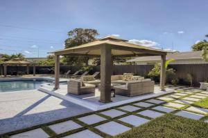 Ridgeway Villa - Revel in Sunlit Living with Backyard Gazebo & Pool, West Palm Beach