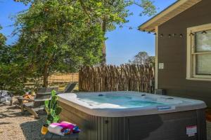 Cork & Cactus, close to Main St and pet-friendly! Guest house, Fredericksburg