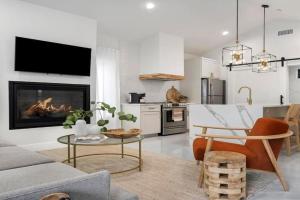 Getaway at Enchanted walk to Main Hot Tub Apartments, Fredericksburg