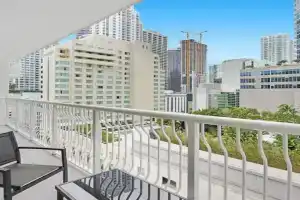 Deluxe 1 BR suite with Pool, Parking, Balcony and Ocean Views Guest house, Miami