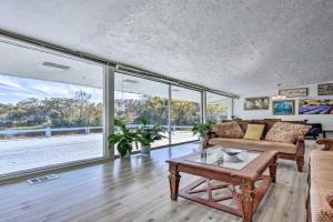 Brookside Waterfront Home with Kayaks and Deck! Guest house, Jacksonville