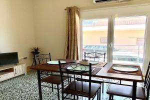 The Beach House, Karistos