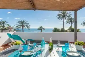 Vistamar 2: Primera línea de mar con gran terraza Apartments, Sitges