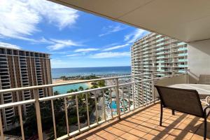 Ilikai Apt 1822-2BR2BA Modern Unit with Ocean &Harbor Views No resort fees, Honolulu