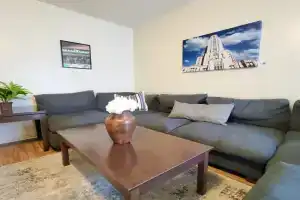 Steps Away From Hospital - 2 Queen Bed - City View Apartments, Pittsburgh
