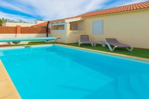 Private villa with heated pool & terrace see view, Corralejo