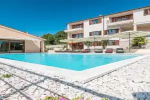 E&T apartments with a beautiful pool, Labin