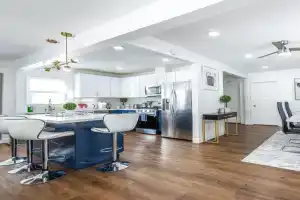 Luxury Villa with Hot Tub! Minutes to Beach & Bars, Long Beach