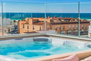 PONIENTE PENTHOUSE - Ático de Lujo con Terraza Vistas Jacuzzi y Wifi, Tarifa