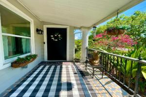 Cozy sanctuary minutes from the bay and beaches Guest house, Tampa