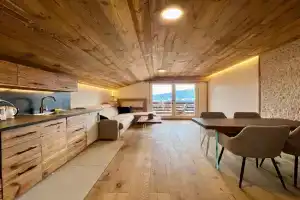 Attique - vue plongeante sur le lac de la Moubra Apartments, Crans Montana