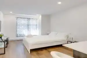 Le Mile End by M11 - Upscale Studio with Queen Bed, Laval