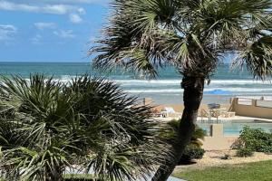 Ocean Views Retreat . Enjoy the Ocean View from your balcony Apartments, Daytona Beach