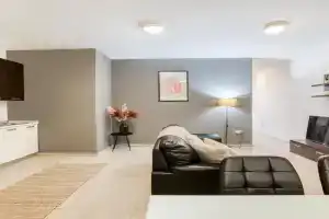 Spacious central 2BR, just off UNI & Hospital & WIFI by 360 Estates Apartments, San Gwann