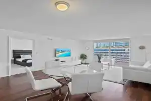 Superb unit, centrally located with parking Apartments, Miami