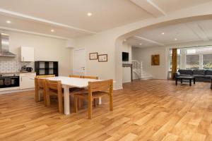 Le calme en plein centre ville: Maison 4ch 4sdb Apartments, Liege