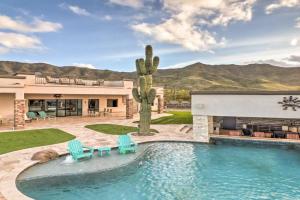 Pool and Spa Pet-Friendly Mansion in! Guest house, Phoenix