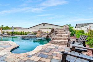 IndioStay 5min to Coachella & Stagecoach Fest -Private Pool, Water Slide, Waterfall, Jacuzzi, Fire Pit Guest house, Indio